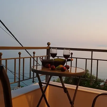 Apartment First House Himarë