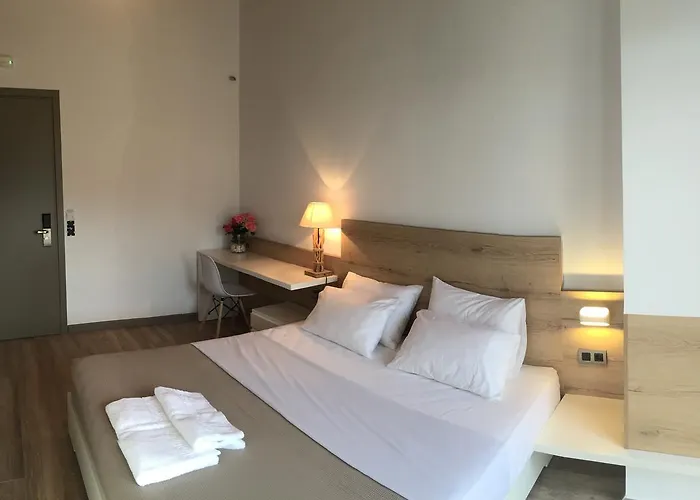 First House 公寓 *