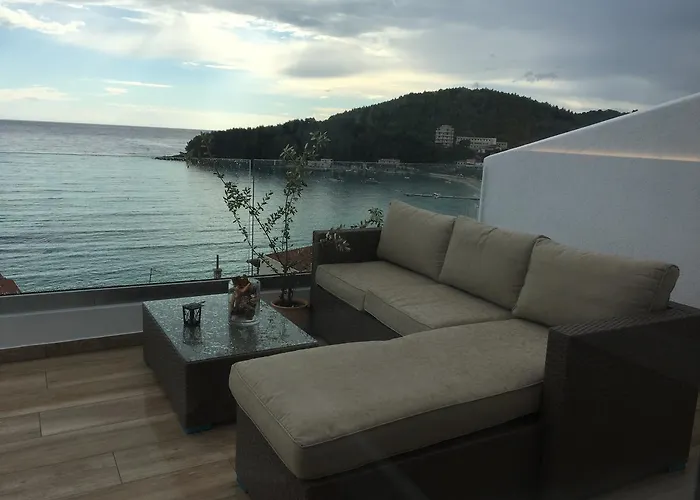 First House * 希马拉