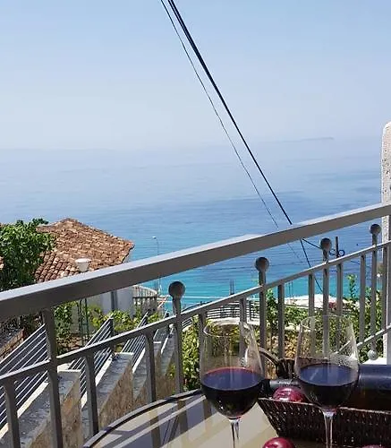 First House * 希马拉