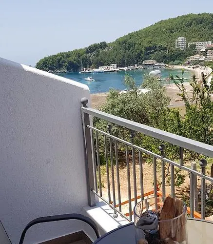 公寓 First House *