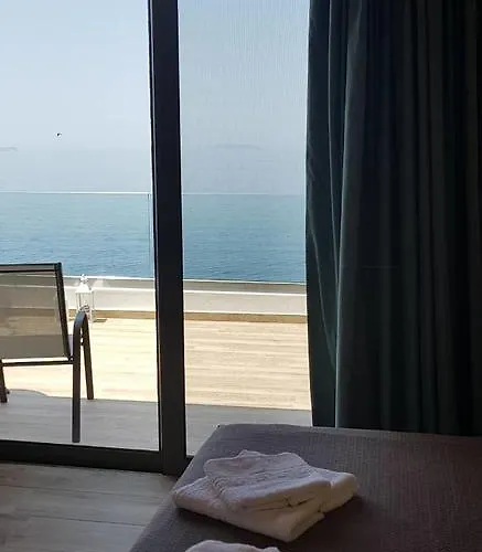 First House 公寓 *